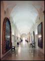 Il corridoio centrale della pinacoteca, che ospita la collezione antica